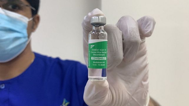 AMPOLLA. La vacuna Covishield que desde la India llegó a nuestro país.