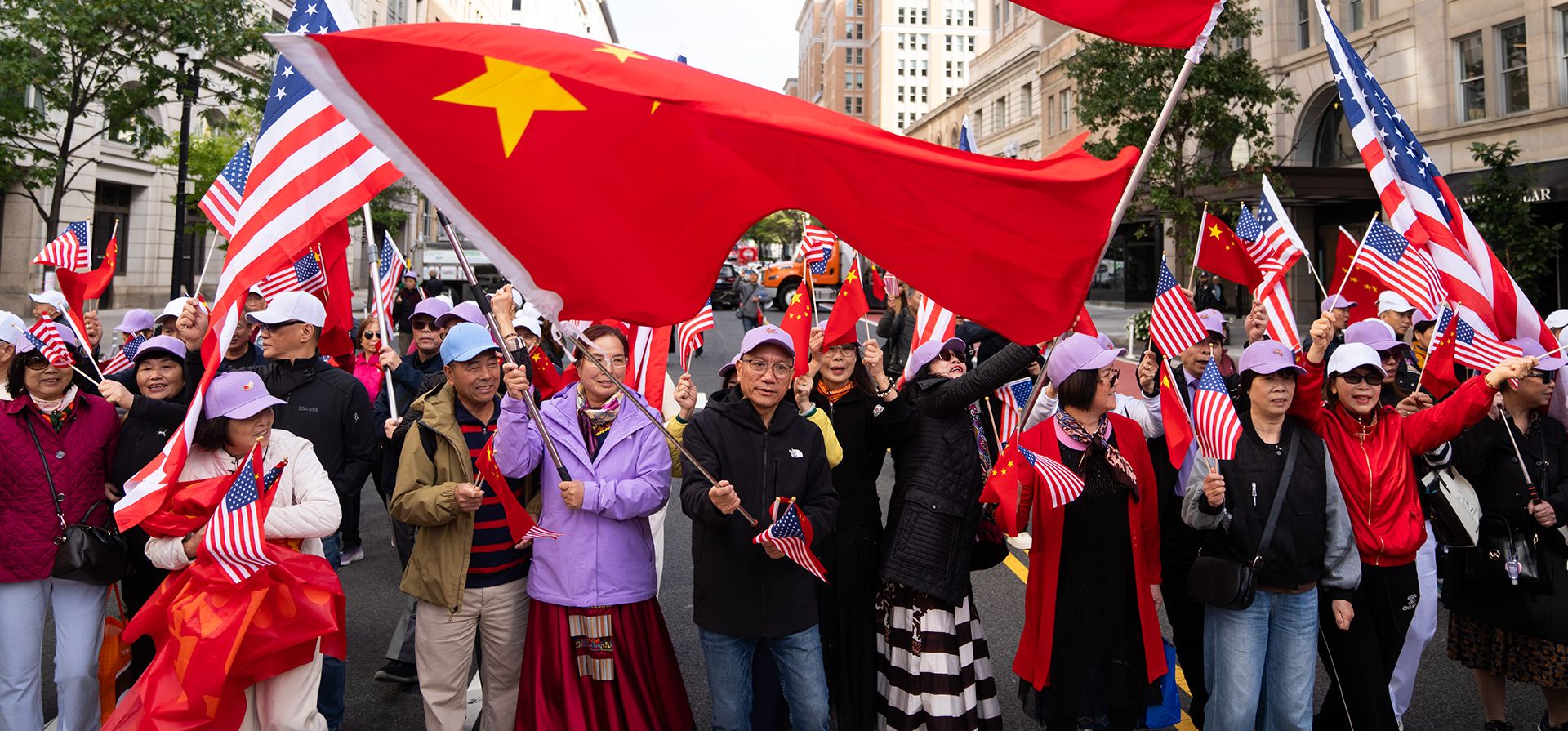Manifestantes a favor de China se concentran a lo largo de Pennsylvania Avenue N.W. antes de la llegada del presidente chino Xi Jinping a la Casa Blanca, el jueves 24 de septiembre de 2026, en Washington. (Foto AP/Allison Robbert) Manifestantes a favor de China se concentran a lo largo de Pennsylvania Avenue N.W. antes de la llegada del presidente chino Xi Jinping a la Casa Blanca, el jueves 24 de septiembre de 2026, en Washington. (Foto AP/Allison Robbert)