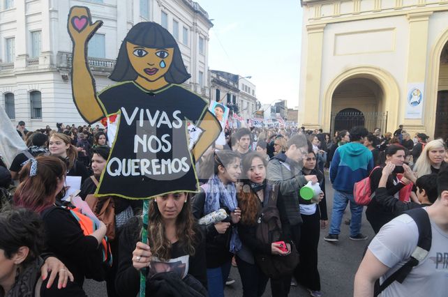 En un miércoles negro, cientos de mujeres pararon y marcharon contra los femicidios