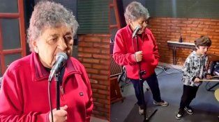 Cacho deicas cantando en compañía de su nieto
