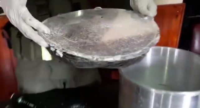 Transportaba 5 kilos de cocaína en la base de las cacerolas