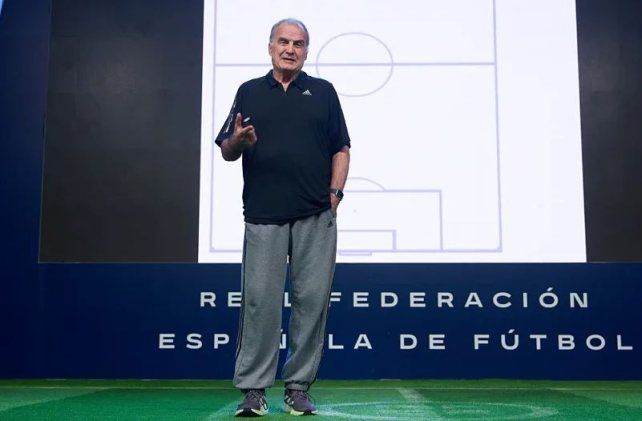 El Loco Bielsa sonriente en la charla en España.