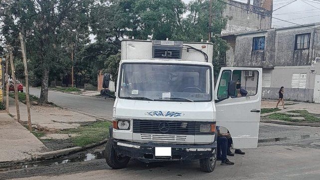 Robaron un camión repartidor, que luego fue chocado