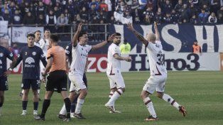 El VAR acaba de avisar que anulaba el offside de Herrera y valía el gol del empate de Cocoliso González, que se abraza a Maroni. Ever Banega, protagonista al final, los mira con satisfacción. Ganó Newells.