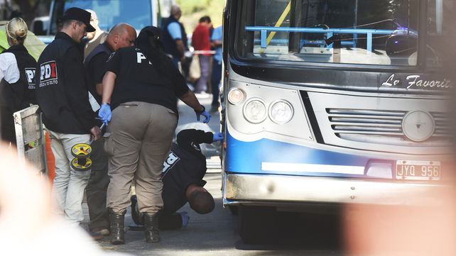 Tras el impacto. El fatal accidente ocurrió mientras la chica circulaba en bicicleta. El episodio causó un profundo dolor en la ciudad.