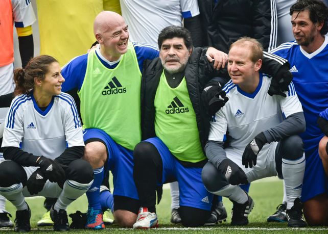 La inesperada broma que Van Basten le jugó a Maradona y que sorprendió a todos