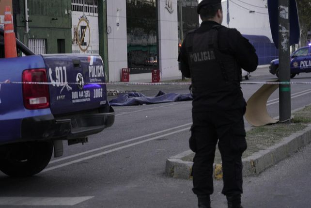 Crimen en la zona oeste: lo mataron a tiros mientras operaba un montacargas y dejaron una nota amenazante