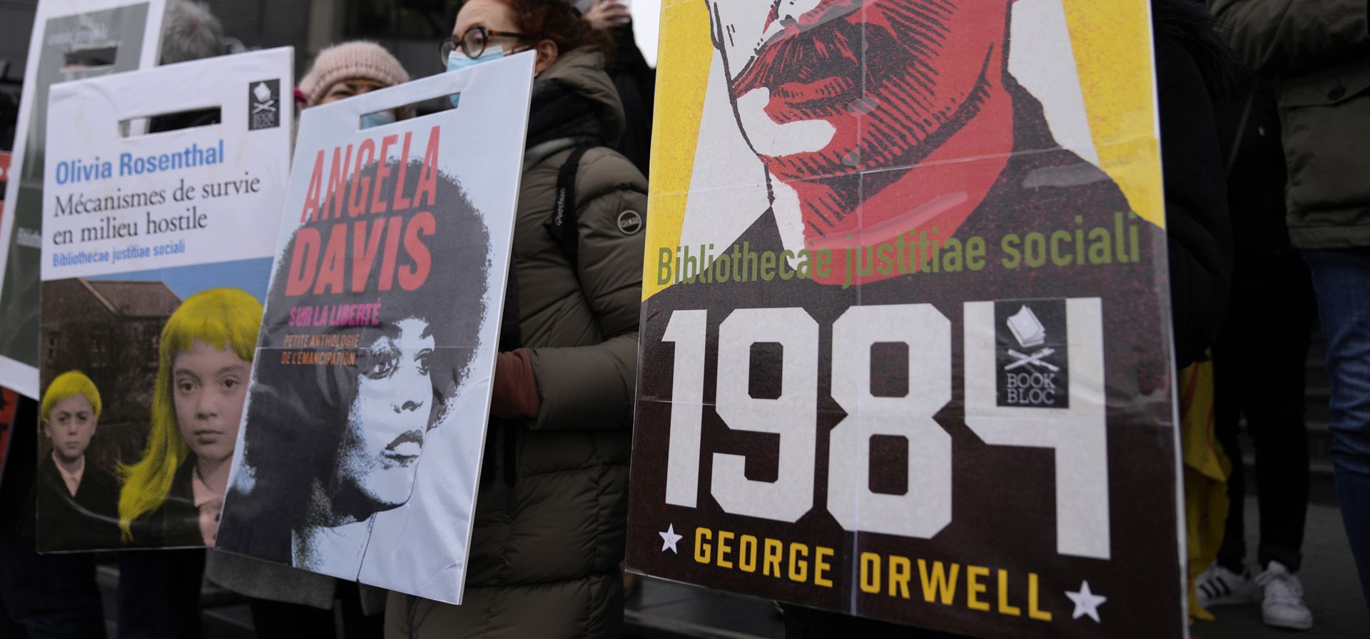 Manifestantes llevan carteles durante una protesta por un aumento salarial, el jueves 27 de enero de 2022 en París. Se han programado manifestaciones y marchas en toda Francia a medida que los trabajadores de todos los sectores exigen un aumento salarial para hacer frente al aumento vertiginoso del costo de vida.