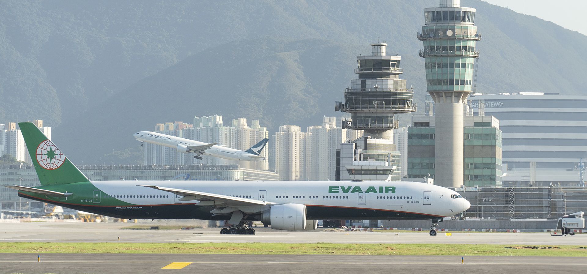 Un avión operado por Eva Air despega en la pista del Aeropuerto Internacional de Hong Kong, en Hong Kong, el jueves 27 de noviembre de 2024. (Foto AP/Chan Long Hei) Un avión operado por Eva Air despega en la pista del Aeropuerto Internacional de Hong Kong, en Hong Kong, el jueves 27 de noviembre de 2024. (Foto AP/Chan Long Hei)