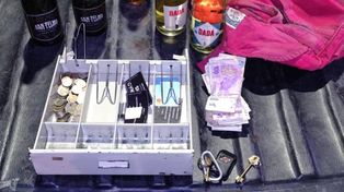 Los autores del robo agarraron el dinero y varias botellas en Riobamba y Chacabuco.