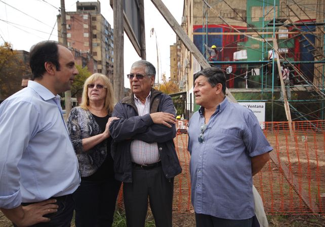 Con un mural, artistas y vecinos le dan vida y color a los monoblocks del barrio Las Flores II