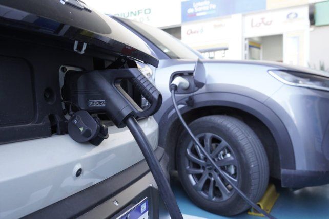 La estación de servicios YPF de avenida Eva Perón y Donado cuenta con una estación de carga de autos eléctricos.