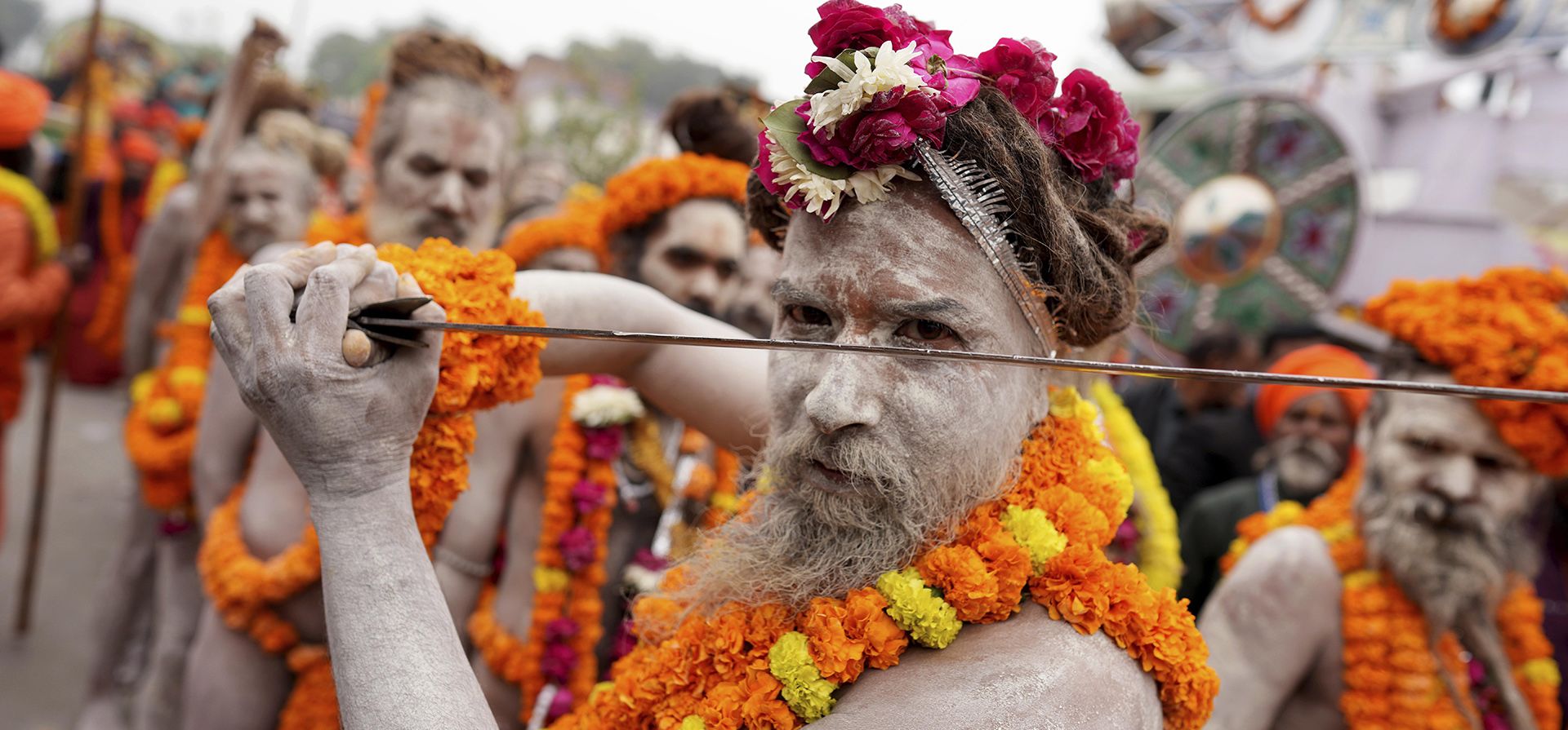Los Naga Sadhus indios, u hombres santos hindúes desnudos, Panchayati Mahanirvani Akhara, participan en una procesión hacia el Sangam, la confluencia de los ríos Ganges y Yamuna, durante la primera Los Naga Sadhus indios, u hombres santos hindúes desnudos, Panchayati Mahanirvani Akhara, participan en una procesión hacia el Sangam, la confluencia de los ríos Ganges y Yamuna, durante la primera