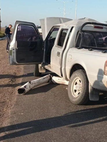 Seguí: una camioneta perdió una rueda en la Ruta 32 y chocó contra una columna