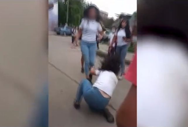 La imagen de la pelea entre las jóvenes.