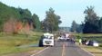 un herido en un choque entre un auto y un camion de combustible