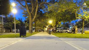 La avenida Freyre le puso música a los remozados canteros centrales