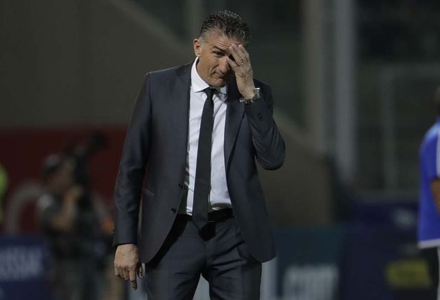 Para agarrarse la cabeza. Bauza se lamenta por una mala acción durante el primer tiempo.