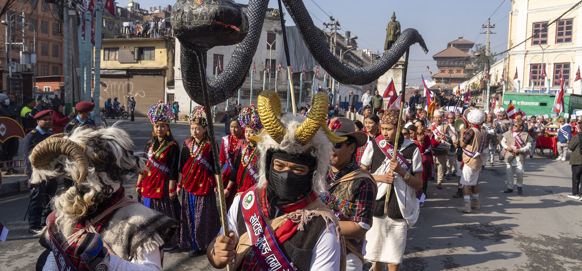 Miembros de la comunidad Gurung con atuendos tradicionales bailan en un desfile para celebrar su Año Nuevo, conocido como 