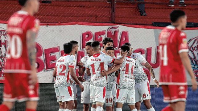 Instituto venció a Huracán y lo complicó.