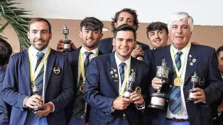 El santafesino Joaquín Ludueña con la copa Los Andes disputada en Colombia.