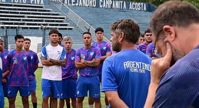 Daniel Fagiani y las indicaciones para el plantel de Argentino, para una pretemporada demasiado extensa para todos.