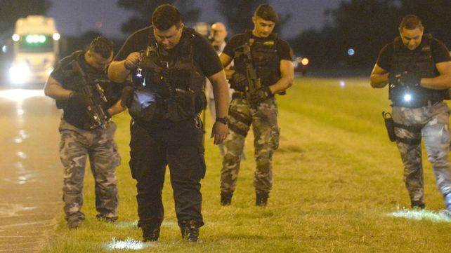 Policías trabajan en el lugar del tiroteo en busca de rastros.