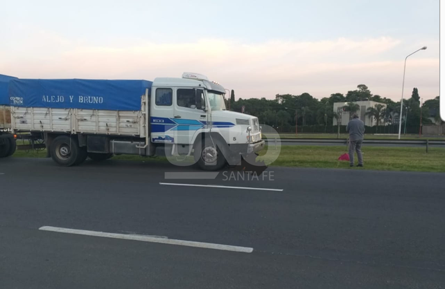 Murió una motociclista arrollada por un camión en la autopista