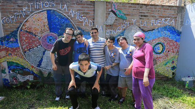 Los alumnos recibieron a Ovación y mostraron uno de los murales que hicieron en el patio de la institución. &nbsp;