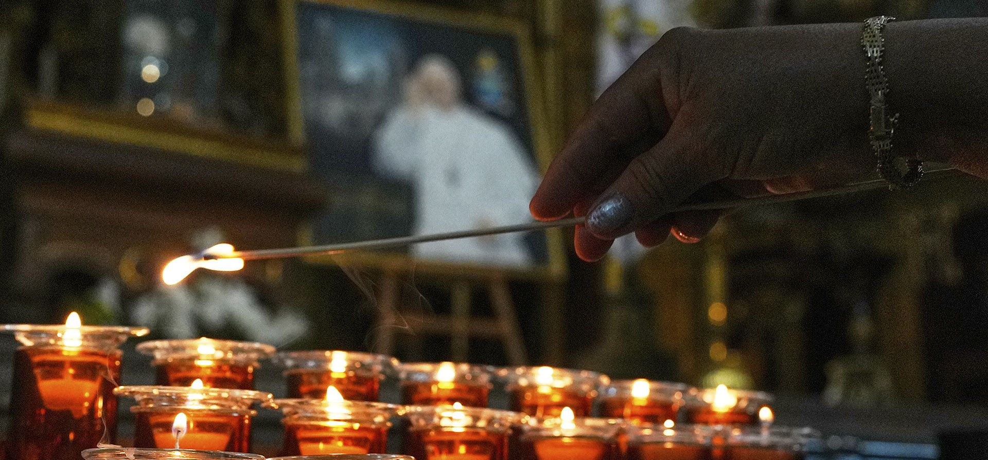 Feligreses encienden velas en honor al fallecido papa Francisco en la Catedral Metropolitana de la Ciudad de México, el lunes 21 de abril de 2025. (AP Foto/Marco Ugarte) Feligreses encienden velas en honor al fallecido papa Francisco en la Catedral Metropolitana de la Ciudad de México, el lunes 21 de abril de 2025. (AP Foto/Marco Ugarte)