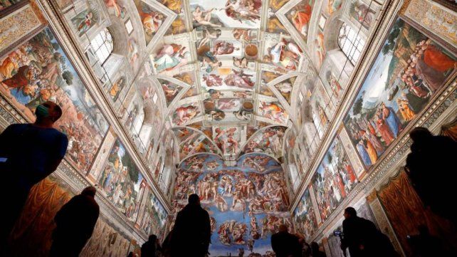 El Vaticano comenzó la instalación de la chimenea en la Capilla Sixtina que anunciará la elección del nuevo Papa