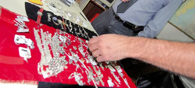 El material robado de la joyería fue recuperado en el momento.