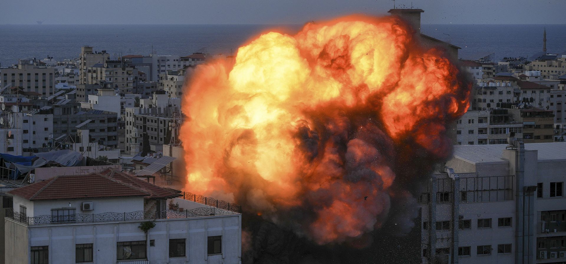El fuego y el humo se elevan tras un ataque aéreo israelí en la ciudad de Gaza, el domingo 8 de octubre de 2023. (Foto AP/Hatem Moussa) El fuego y el humo se elevan tras un ataque aéreo israelí en la ciudad de Gaza, el domingo 8 de octubre de 2023. (Foto AP/Hatem Moussa)