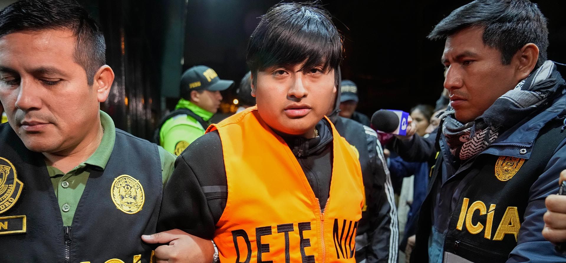 La policía escolta a Tony Janzen Valverde Victoriano, un sospechoso en el asesinato de tres mujeres en Argentina, hacia un cuartel de la policía antinarcóticos, el martes 30 de septiembre de 2025, en Lima, Perú. (AP Foto/Martín Mejía) La policía escolta a Tony Janzen Valverde Victoriano, un sospechoso en el asesinato de tres mujeres en Argentina, hacia un cuartel de la policía antinarcóticos, el martes 30 de septiembre de 2025, en Lima, Perú. (AP Foto/Martín Mejía)