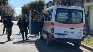 Hallan armas en un transporte escolar mientras investigaban una denuncia por amenazas