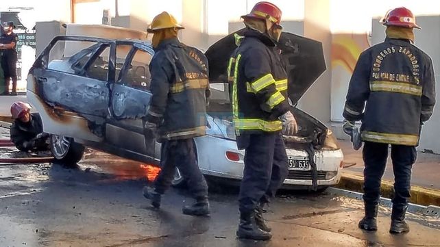 Automóvil se incendió por completo en calle Chile de Paraná