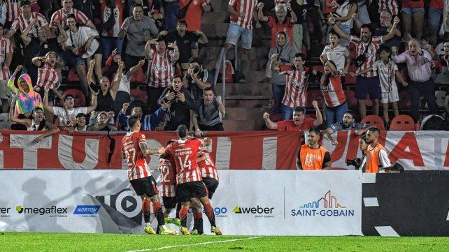 Estudiantes ganó sobre el final y festejó con su gente en el Estadio UNO.