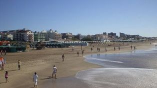 Prefectura busca a tres desaparecidos en las aguas de Pinamar