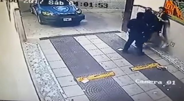 El momento de la agresión de los efectivos hacia el dueño del hotel alojamiento.&nbsp;