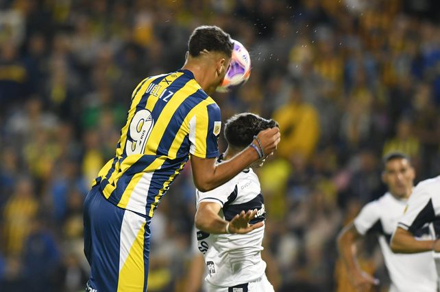 Veliz otra vez. El envío desde la izquierda de Coyote Rodríguez llegó a su cabeza y la jugada terminó en gol.