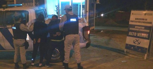 Aprehendieron a una pareja de novios con un arma de guerra y un cartucho en Alto Verde