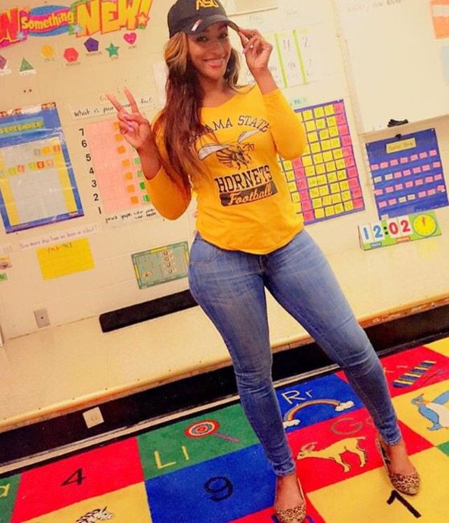 Esta maestra desata polémica por cómo se viste para dar clases Esta maestra desata polémica por cómo se viste para dar clases