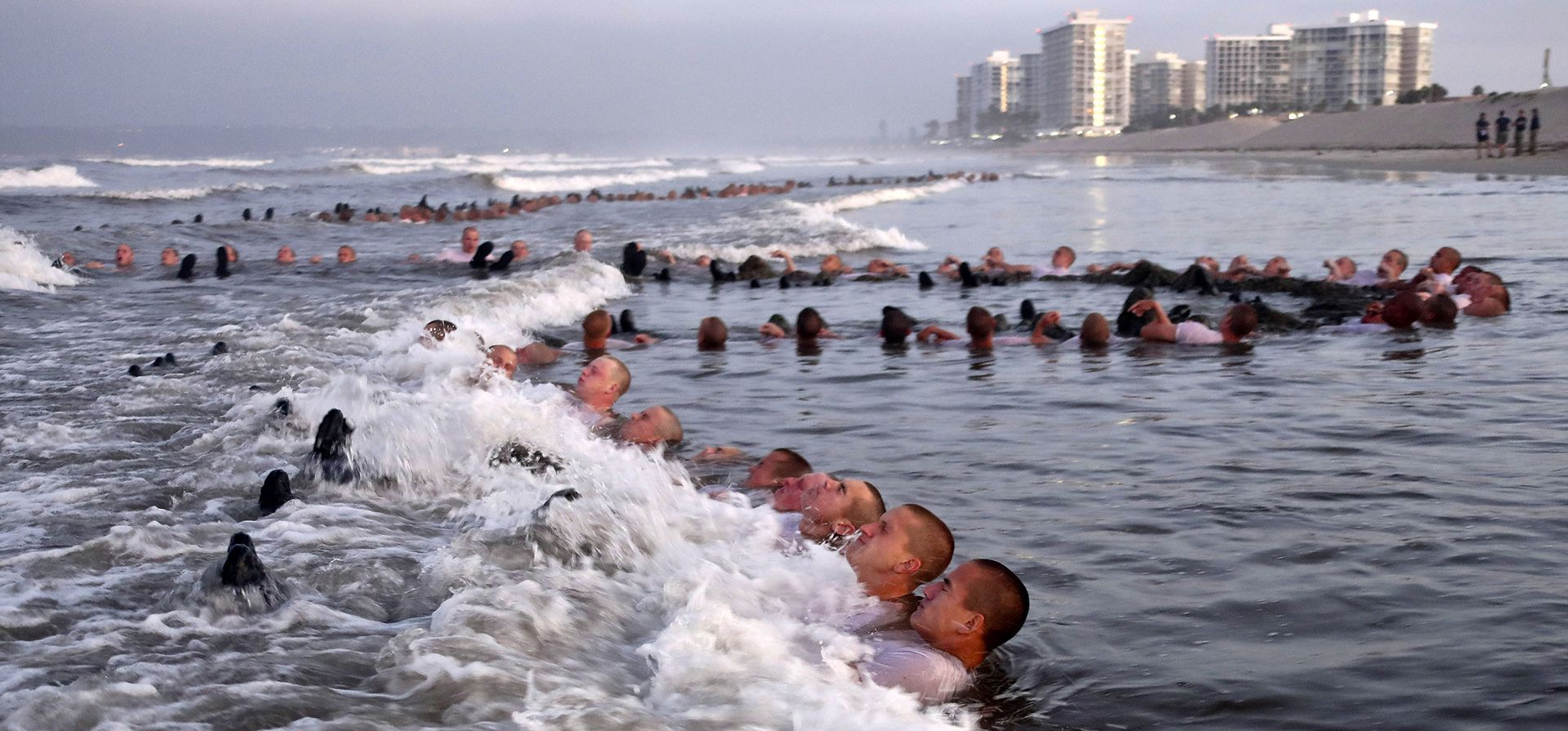 Candidatos de los SEAL de la Marina de EE. UU. participan en un entrenamiento básico de demolición submarina/SEAL (BUD/S) en el Centro de Guerra Especial Naval (NSW) en Coronado, California, el 4 de mayo de 2020. Un nuevo informe dice que el Comando de Guerra Especial Naval ha reprendido a tres oficiales en relación con la muerte en febrero de 2022 del candidato SEAL Kyle Mullen, quien colapsó y murió de neumonía aguda solo unas horas después de completar la agotadora prueba de la Semana del Infierno.
