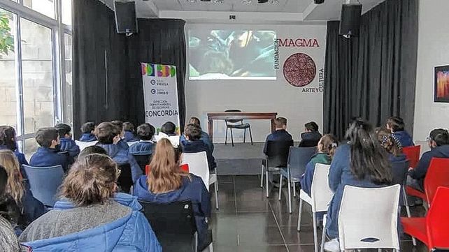 Concordia: Alumnos recorrieron la muestra que recrea el rostro de San Martín
