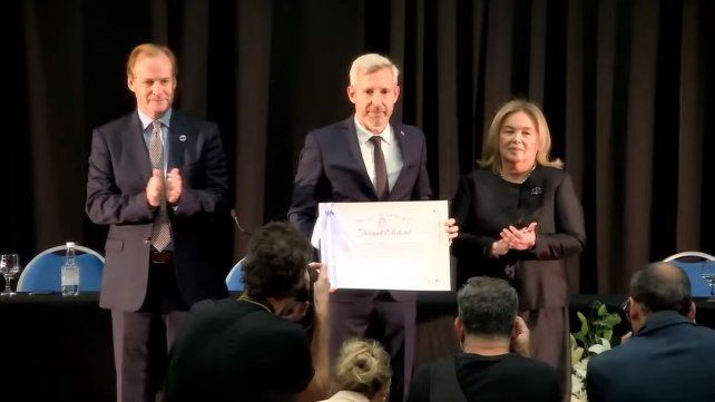 Rogelio Frigerio recibió el diploma de gobernador