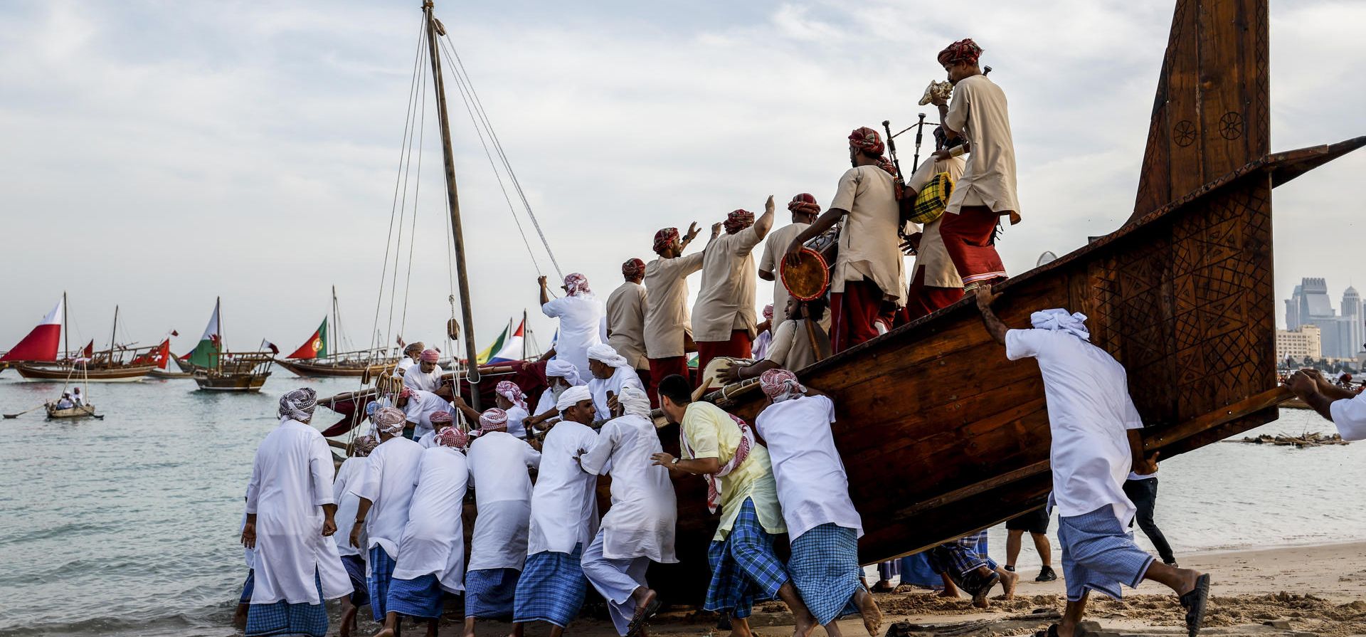 Pescadores preparan un barco en Katara Doha, Qatar, donde se celebra el Mundial de fútbol. EFE/Juan Ignacio Roncoroni  