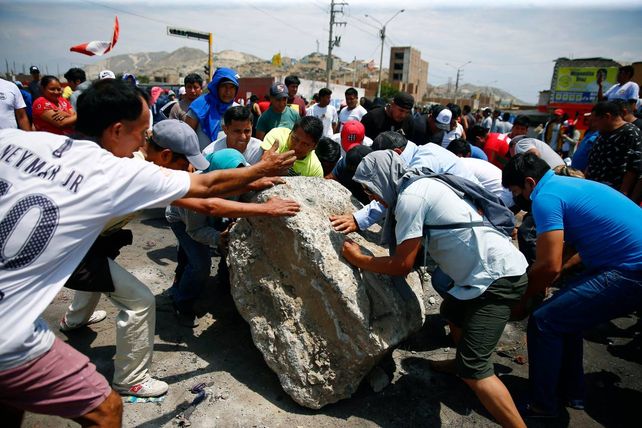 &nbsp;Seguidores de Castillo bloquean la autopista Panamericana en la localidad de Chao.