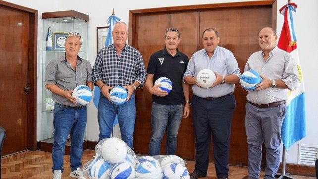 El municipio santafesino recibió la donación de pelotas destinadas al área de deportes.