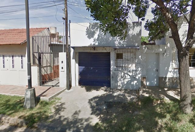 En Guadalupe Oeste. Las victimas y el dueño del taller contaron que era usual que trabajaran con el portón azul abierto.