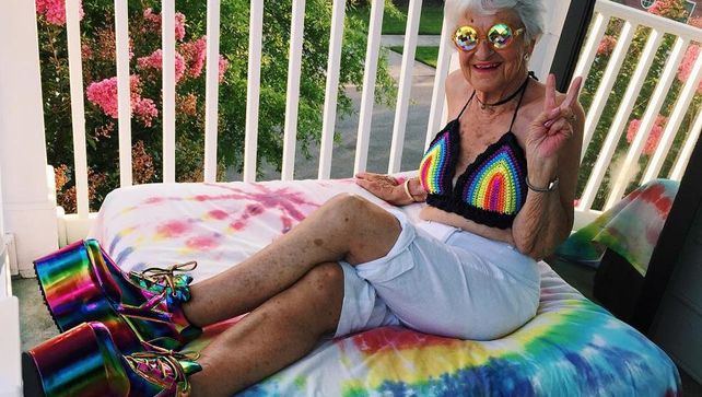 La triste historia que esconde la abuela más famosa y extravagante de Instagram